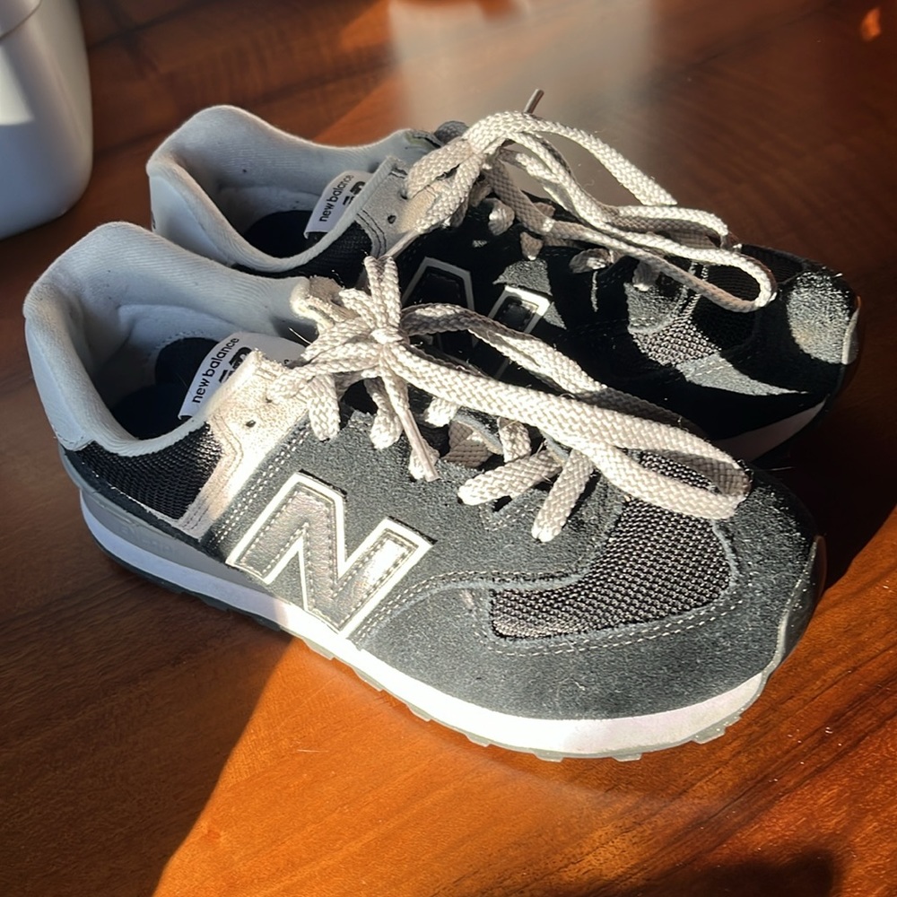 New Balance 574 (7.5D) Black Suede